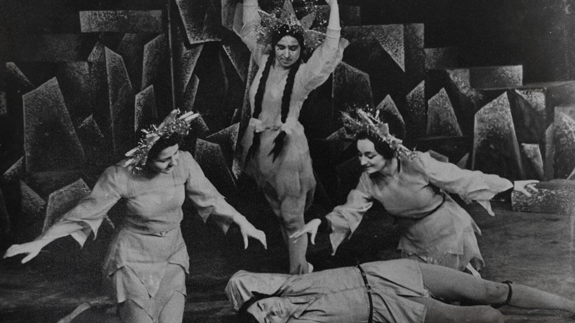 Нелли Лакоба во время спектакля - Sputnik Аҧсны, 1920, 30.12.2021