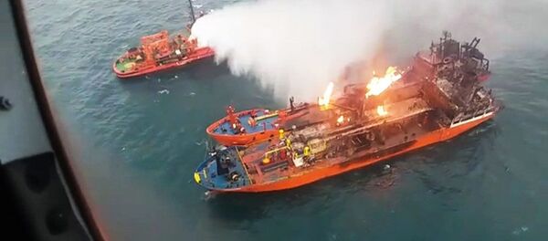 Службы МЧС РФ тушат пожар на горящих в Керченском проливе газовых танкерах Candy (Venice) и Maestro - Sputnik Абхазия