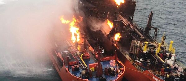 Тушение пожара на танкерах в Керченском проливе Тушение пожара на танкерах в Керченском проливе - Sputnik Абхазия