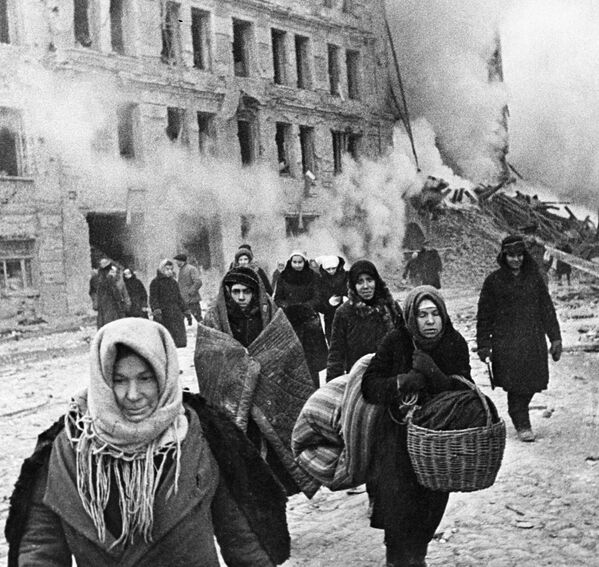 Жители блокадного Ленинграда выходят из бомбоубежища - Sputnik Абхазия