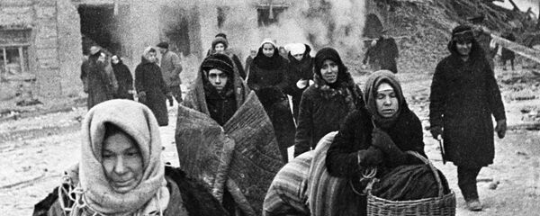 Жители блокадного Ленинграда выходят из бомбоубежища Жители блокадного Ленинграда выходят из бомбоубежища - Sputnik Абхазия