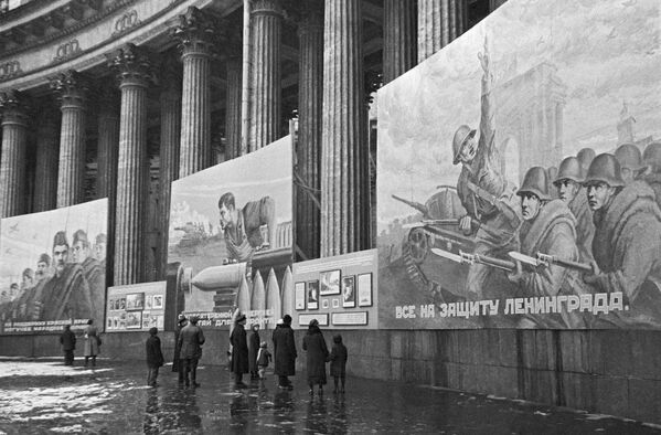 Плакаты на Казанском соборе. Ленинград октябрь 1941 года - Sputnik Абхазия