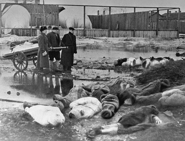 Мужчины хоронят умерших в дни блокады в Ленинграде. Волково кладбище. - Sputnik Абхазия