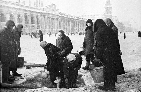 Жители блокадного Ленинграда на Невском проспекте, 1942 год - Sputnik Абхазия