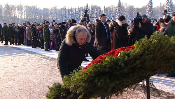 Путин возложил венок к монументу Мать-Родина в Петербурге - Sputnik Абхазия
