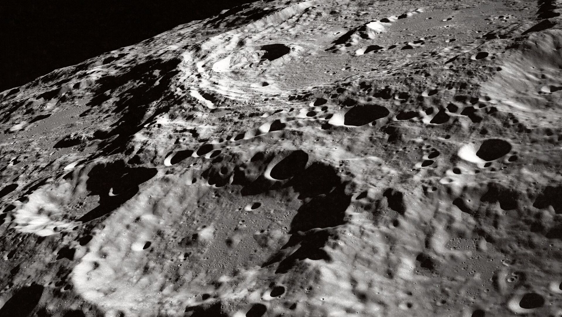 Стоя на поверхности луны. Кратеры на Луне. Кратер Эйткен. Луна кратер Аристид.