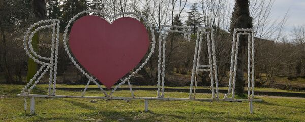 Инсталяция Я люблю Гал в центре города Инсталяция Я люблю Гал в центре города - Sputnik Абхазия