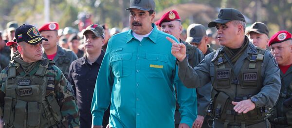 Президент Венесуэлы Николас Мадуро беседует с министром обороны Венесуэлы Владимиром Падрино Лопесом в Валенсии, Венесуэла, 27 января 2019 года Президент Венесуэлы Николас Мадуро беседует с министром обороны Венесуэлы Владимиром Падрино Лопесом в Валенсии, Венесуэла, 27 января 2019 года - Sputnik Абхазия