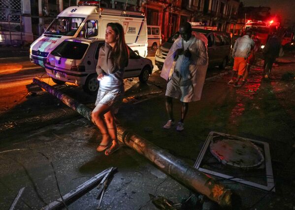 Жители на улице в результате прохождения торнадо в Гаване  - Sputnik Абхазия