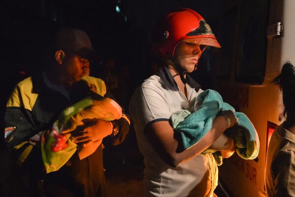 Кубинские пожарные держат младенцев на руках, Гавана, Куба - Sputnik Абхазия