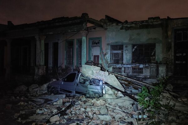 Автомобиль под грудой камней в результате прохождения торнадо в Гаване  - Sputnik Абхазия