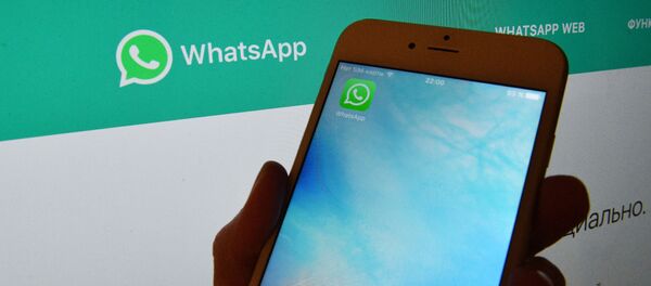 Иконка мессенджера WhatsApp на экране смартфона Иконка мессенджера WhatsApp на экране смартфона - Sputnik Абхазия