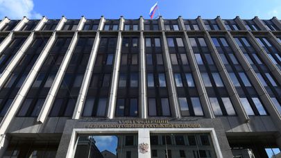 Флаг на здании Совета Федерации Федерального Собрания Российской Федерации на улице Большая Дмитровка в Москве.