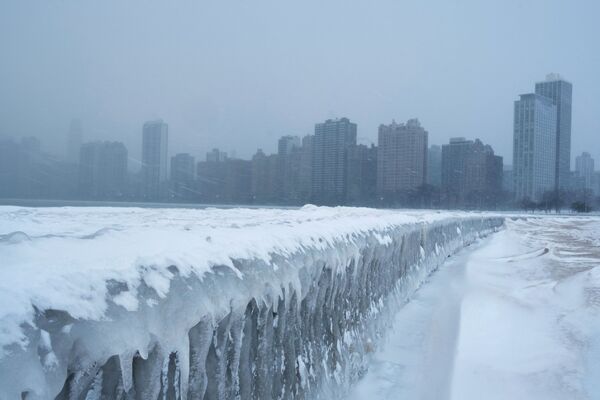 Лед на дорожке на пляжа у озера Мичиган в Чикаго - Sputnik Абхазия