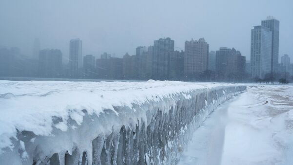 Лед на дорожке на пляжа у озера Мичиган в Чикаго - Sputnik Абхазия