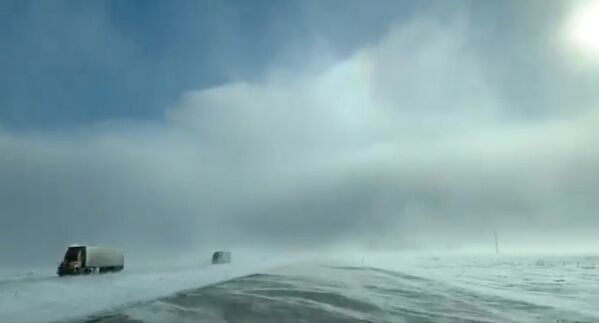 Грузовики в сильный снегопад близ города Фарго, Северная Дакота, США - Sputnik Абхазия