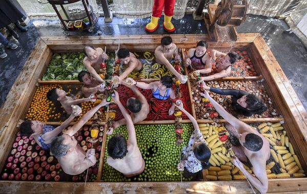 Постояльцы отеля в китайском городе Ханчжоу проводят время в теплом бассейне, наполненном фруктами и овощами, в предверии Китайского Нового года - Sputnik Абхазия