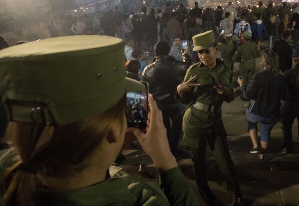 Женщины-военнослужащие кубинской армии делают селфи во время праздненств, посвященных 166-ой годовщине со дня рождения поэта и национального героя Кубы Хосе Марти - Sputnik Абхазия