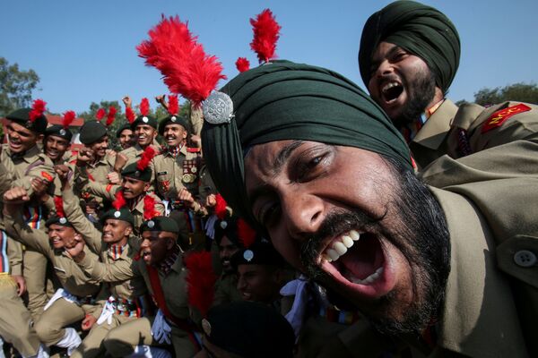 Военные из Национального кадетского корпуса радуются второму месту в марширующем соревновании во время празднования Дня республики в Чандигархе, Индия - Sputnik Абхазия