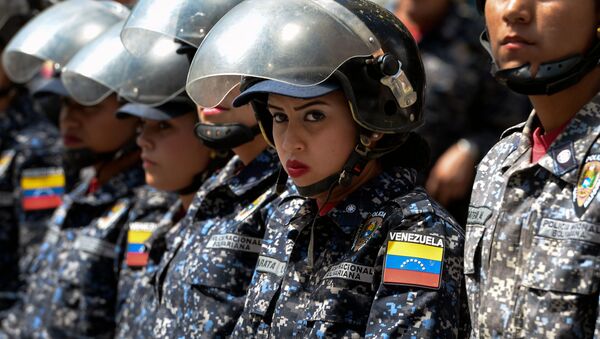 Полицейские во время акции протеста против президента Николаса Мадуро в в Каракасе, Венесуэла - Sputnik Абхазия