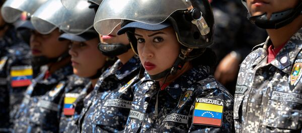 Полицейские во время акции протеста против президента Николаса Мадуро в в Каракасе, Венесуэла Полицейские во время акции протеста против президента Николаса Мадуро в в Каракасе, Венесуэла - Sputnik Абхазия