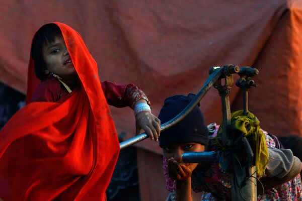 Цыганский ребенок пьет воду у ручного насоса в Лахоре, Пакистан - Sputnik Абхазия