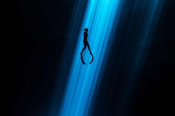 Фридайвер, поднимающийся со дна сенота на снимке Light Beam, удостоившимся почетной награды в номинации Underwater Art конкурса 7th Annual Ocean Art Underwater Photo Contest - Sputnik Абхазия