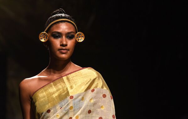Модель демонстрирует творение дизайнера Anka на индийской неделе моды в Мумбаи - Sputnik Абхазия
