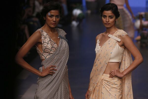 Модели демонстрируют творение дизайнера Varun Bahl на индийской неделе моды в Мумбаи - Sputnik Абхазия