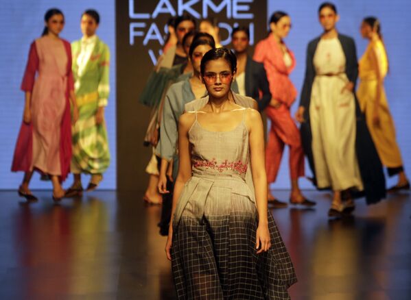 Модели демонстрируют творение дизайнера Tahweave на индийской неделе моды в Мумбаи - Sputnik Абхазия
