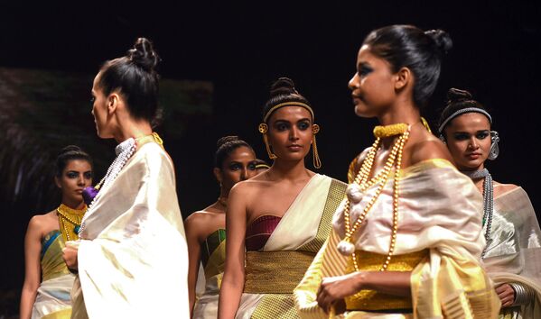 Модели демонстрируют творение дизайнера Anka на индийской неделе моды в Мумбаи - Sputnik Абхазия