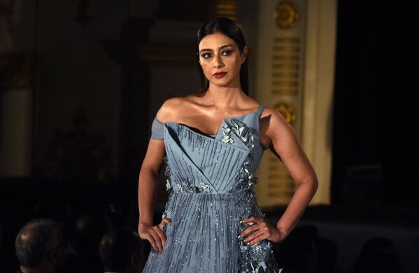 Индийская актриса Tabbu демонстрирует творение дизайнера Gaurav Gupta на индийской неделе моды в Мумбаи - Sputnik Абхазия