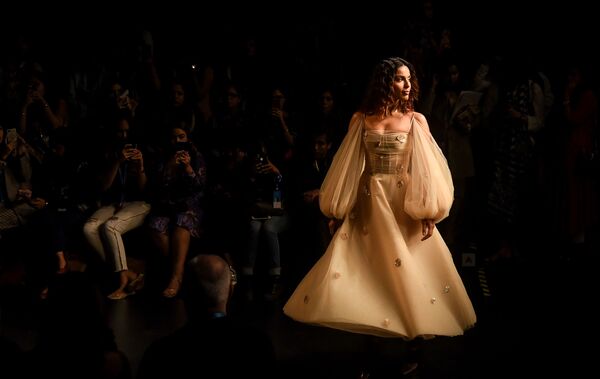 Модель демонстрирует творение дизайнера Gauri и Nainika на индийской неделе моды в Мумбаи - Sputnik Абхазия