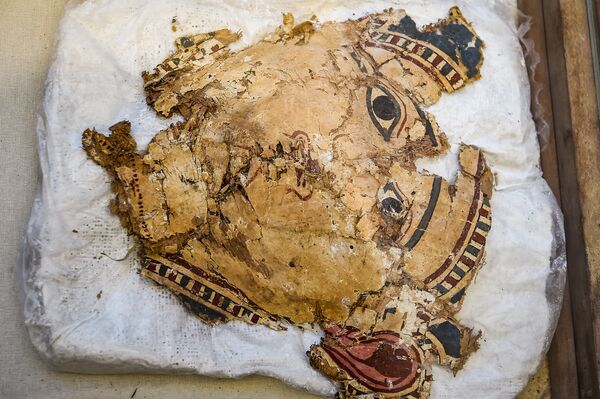 Фрагменты найденного артефакта на территории древнего кладбища в районе Туна эль-Габаль в провинции эль-Минья в центральной части Египта - Sputnik Абхазия