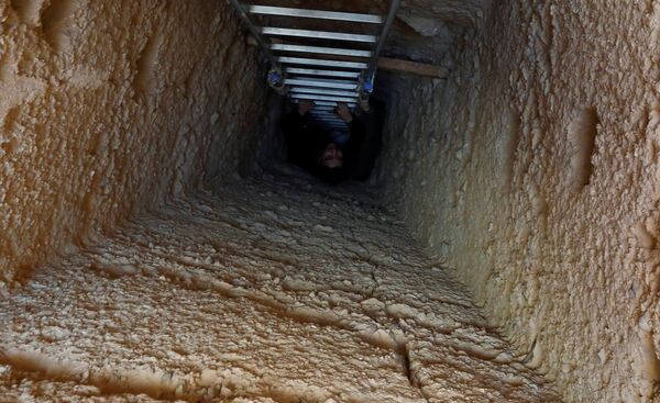Журналист на лестнице, ведущей в усыпальницу на территории древнего кладбища в районе Туна эль-Габаль в провинции эль-Минья в центральной части Египта - Sputnik Абхазия
