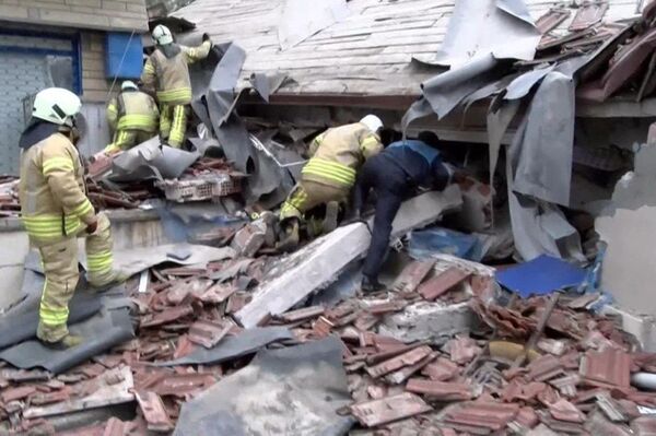 Восьмиэтажное здание обрушилось в Стамбуле: есть жертвы Восьмиэтажное здание обрушилось в Стамбуле: есть жертвы - Sputnik Абхазия