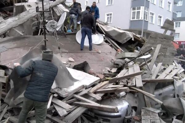 Восьмиэтажное здание обрушилось в Стамбуле: есть жертвы Восьмиэтажное здание обрушилось в Стамбуле: есть жертвы - Sputnik Абхазия