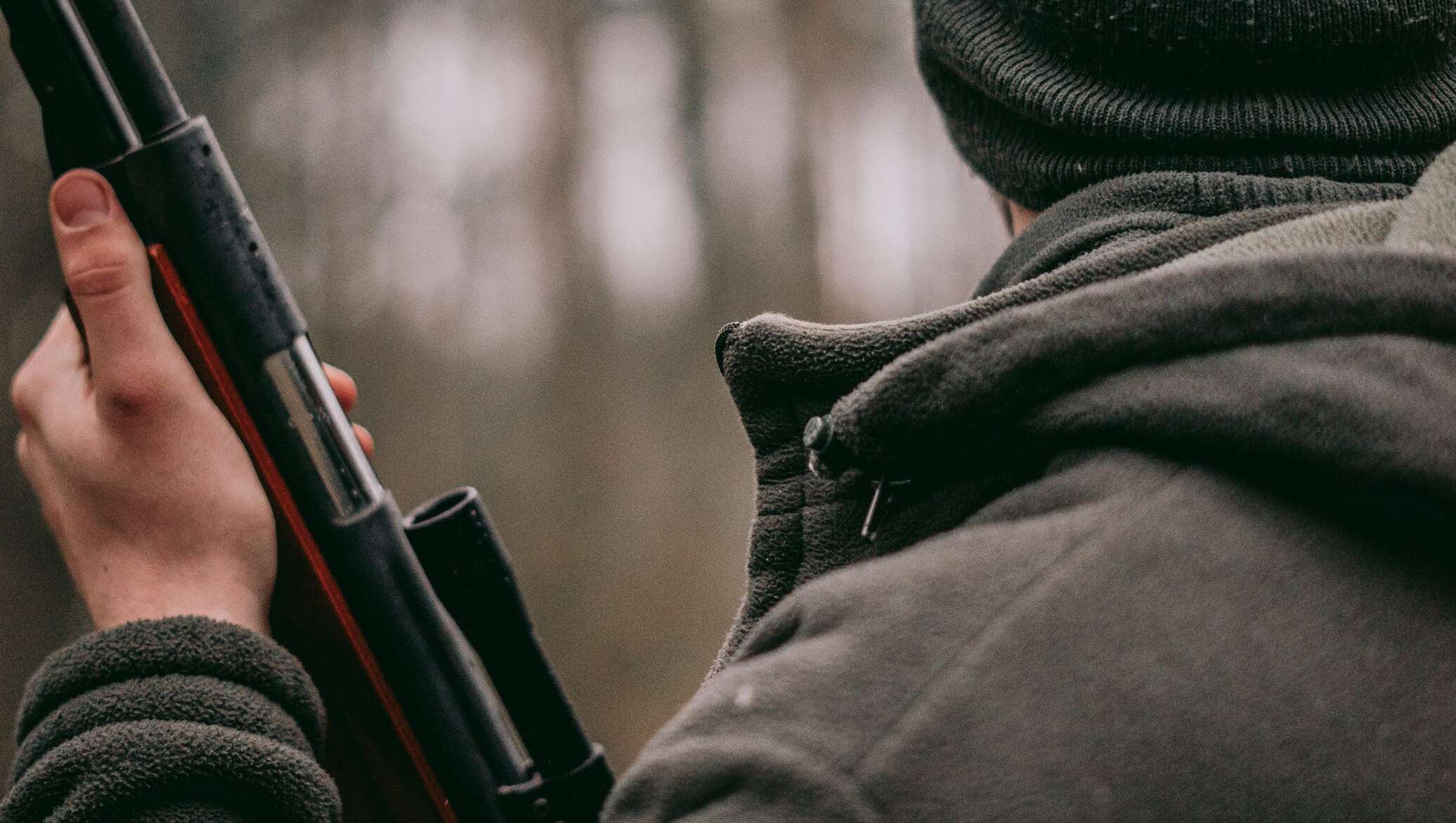 Поджог из хулиганских побуждений. Молодой парень убивает браконьеров. Убийства из хулиганских побуждений фото.