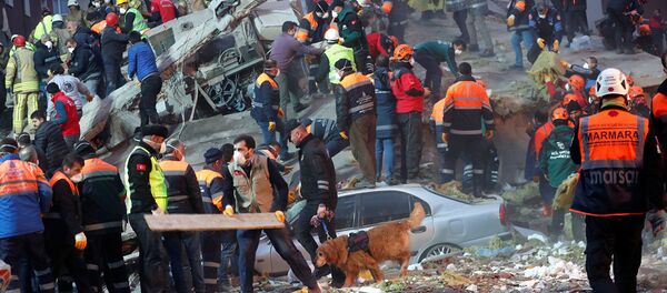 Спасательная операция на месте обрушения жилого дома в Стамбуле. - Sputnik Абхазия