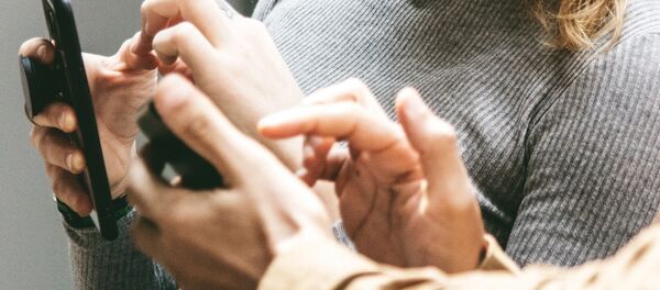 Люди со смартфоном Люди со смартфоном - Sputnik Абхазия