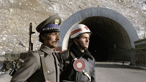 Советский регулировщик и афганский солдат несут службу по охране высокогорного тоннеля на перевале Саланг - Sputnik Абхазия