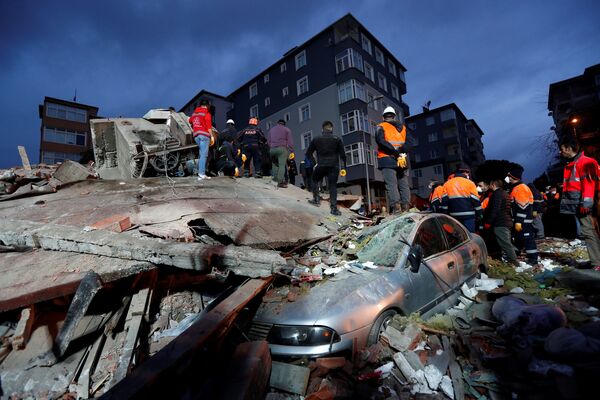 Спасатели работают на месте обрушенного жилого здания в Стамбуле, Турция - Sputnik Абхазия