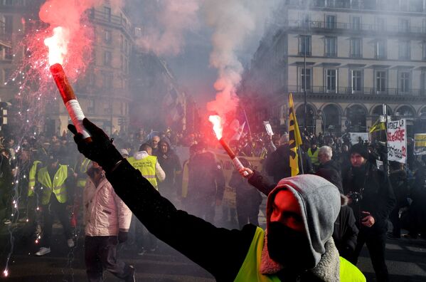 Участники всеобщей забастовки во Франции на улицах Парижа - Sputnik Абхазия