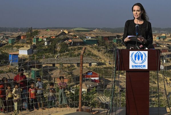 Актриса и посланник ООН по делам беженцев Анджелина Джоли во время визита в Бангладеш - Sputnik Абхазия