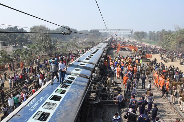 Спасательные службы у сошедшего с рельсов поезда близ города Хаджипур в Индии - Sputnik Абхазия