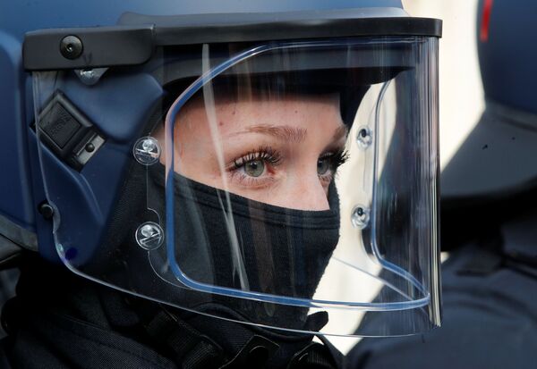 Девушка из отряда полиции, противодействующего уличным беспорядкам, Германия - Sputnik Абхазия