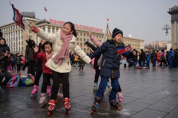 Дети играют на площади Ким Ир Сена во время празднования лунного Нового года в Пхеньяне - Sputnik Абхазия
