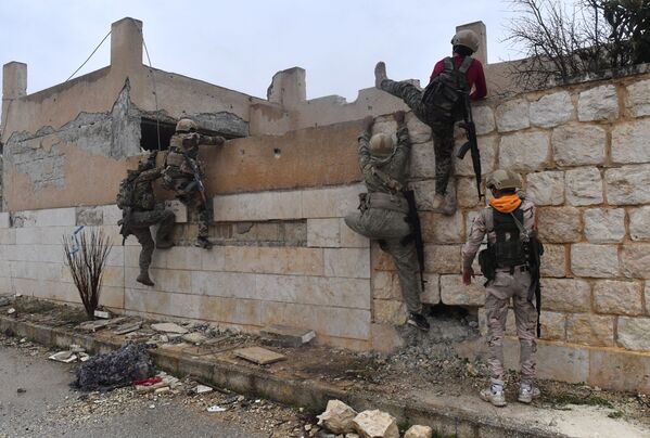 Сирийские военнослужащие и бойцы ополчения во время подготовки российскими военными инструкторами в провинции Хама - Sputnik Абхазия