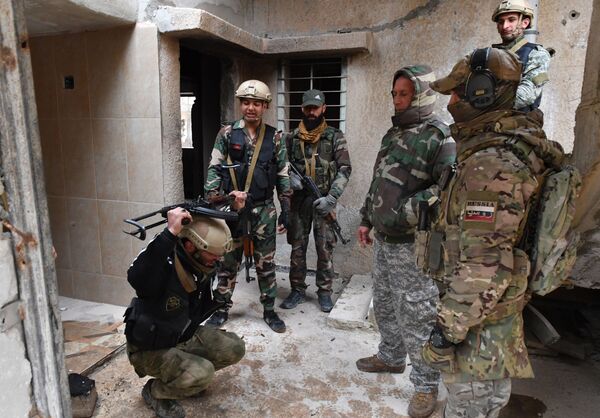 Во время подготовки сирийских военнослужащих и бойцов ополчения российскими военными инструкторами в провинции Хама - Sputnik Абхазия