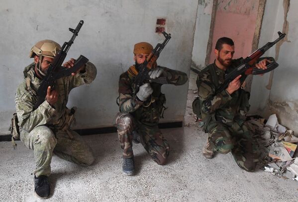 Сирийские военнослужащие и бойцы ополчения во время подготовки российскими военными инструкторами в провинции Хама - Sputnik Абхазия